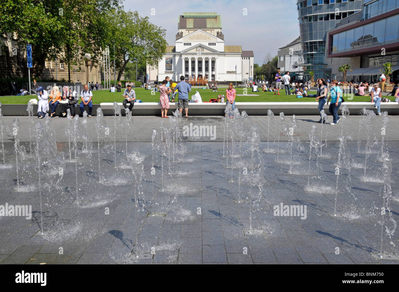 Champ de puits et mile Allemagne Duisburg Europe fontaines jets zone piétonne mall couche de granit du bassin centre-ville Banque D'Images