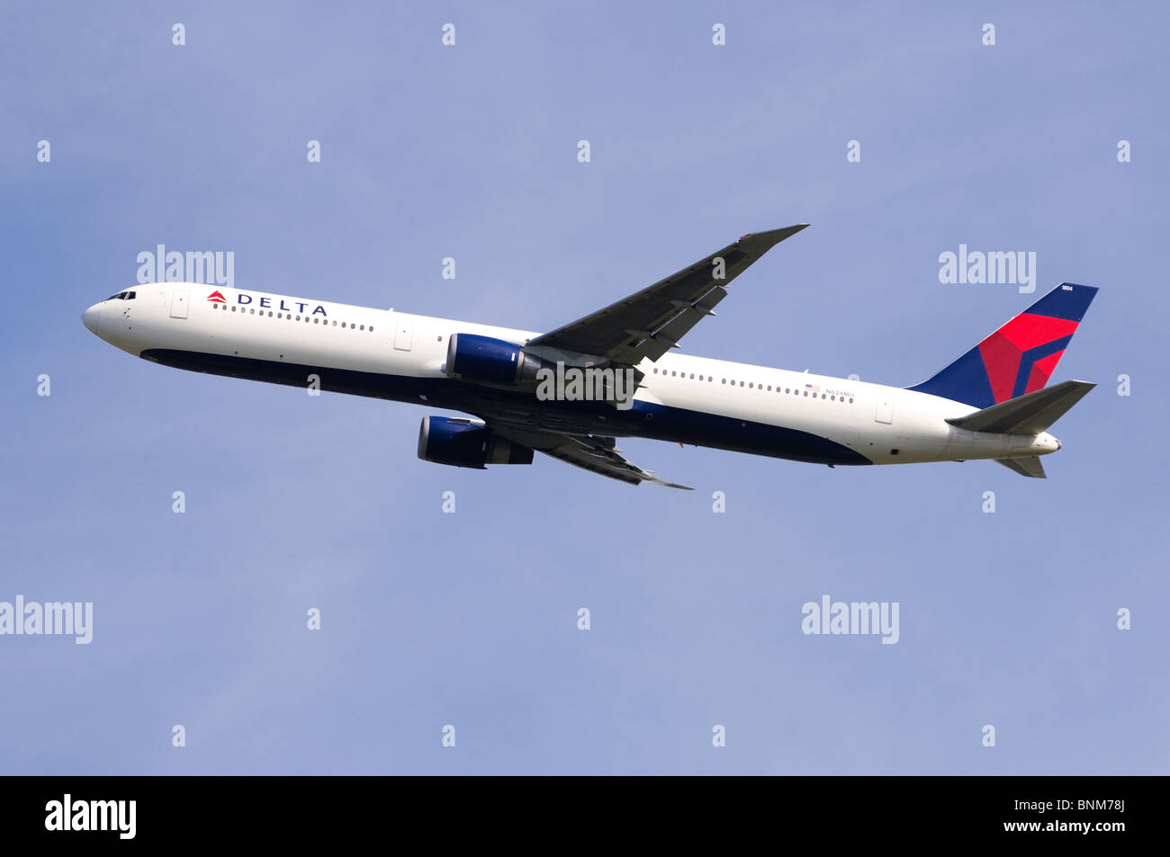 Boeing 767 exploité par Delta Airlines en sortir de l'aéroport Heathrow de Londres, Royaume-Uni. Banque D'Images