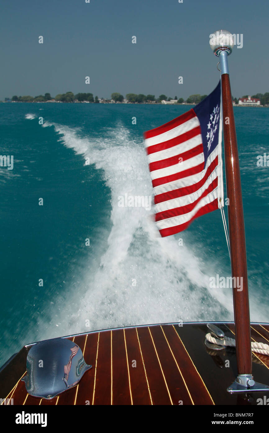 Un vol flagstaff le yacht américain ensign sur un bateau en bois. Banque D'Images