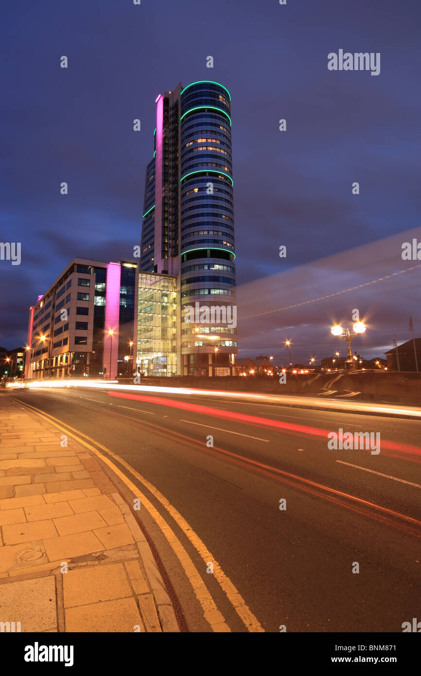 Sentiers de circulation à côté de Bridgewater place, l'un des plus hauts bâtiments de Leeds, West Yorkshire, Angleterre Banque D'Images