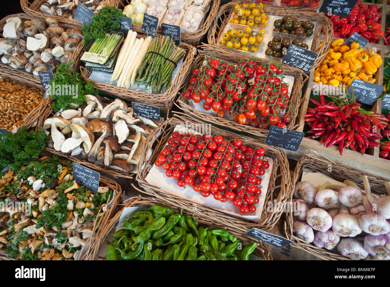 Europe Allemagne Bavière Munich Viktualienmarkt Market Stall marché Marchés marché marché alimentaire de Légumes Aliments frais Banque D'Images