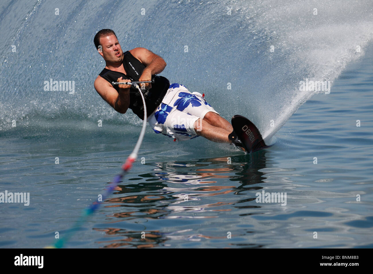 Un skieur slalom taille un tour. Banque D'Images