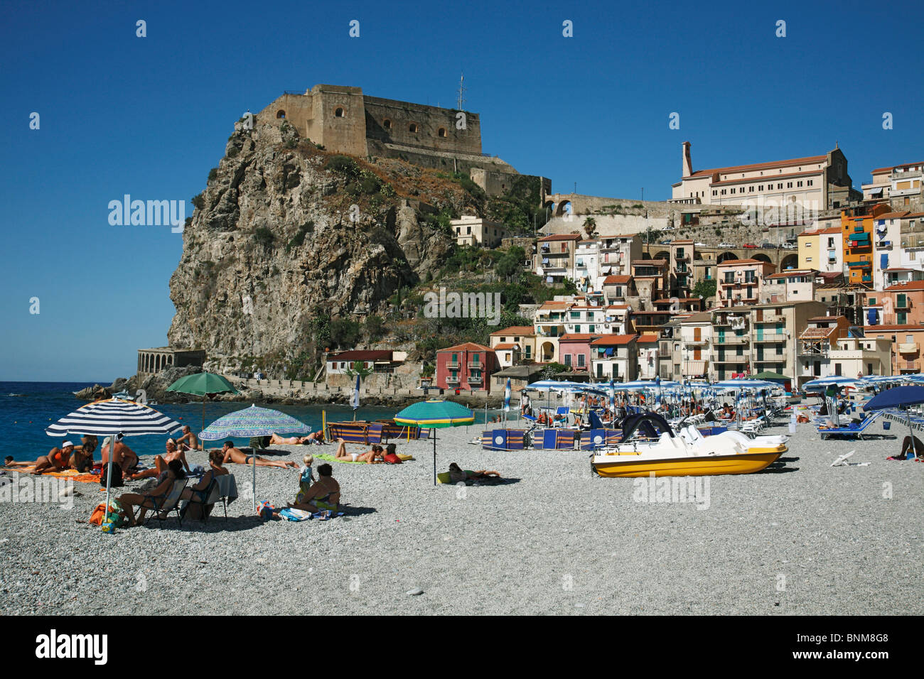 Italie Calabre Scilla Skylla Province de Reggio Calabria Viola Coast Détroit de Messine Détroit de Messine plage plage de baignade Banque D'Images