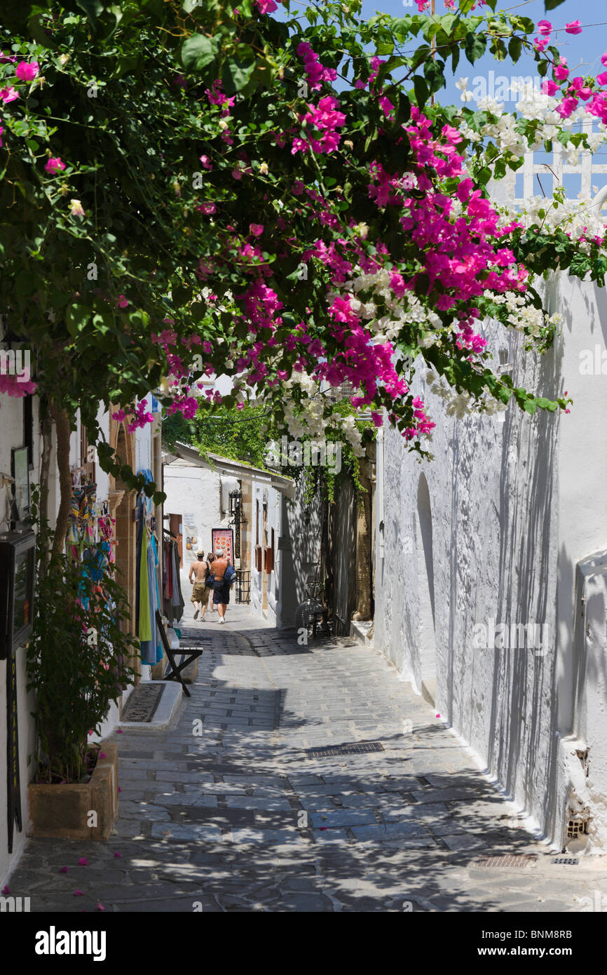 Rue typique dans le village de Lindos, Rhodes, Grèce Banque D'Images