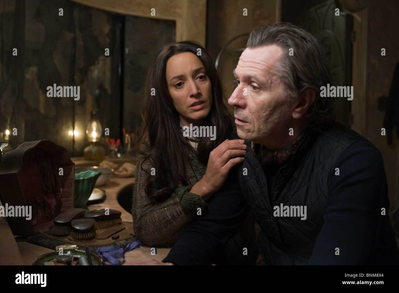 Le LIVRE D'ELI (2010) Gary Oldman, JENNIFER BEALS ALBERT HUGHES (DIR) 016 COLLECTION MOVIESTORE LTD Banque D'Images