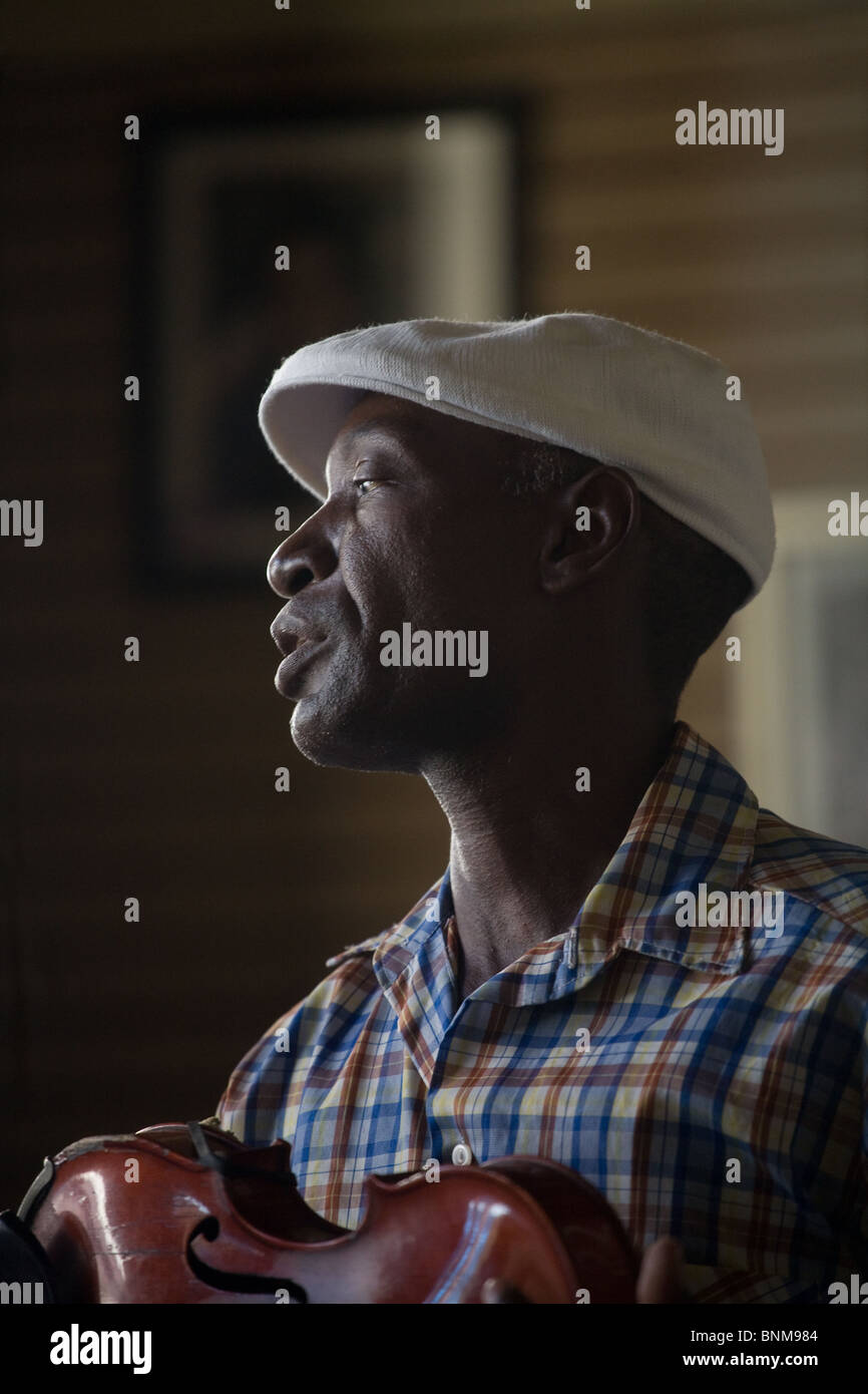 Un musicien dans un bar de Santiago de Cuba, Cuba Banque D'Images