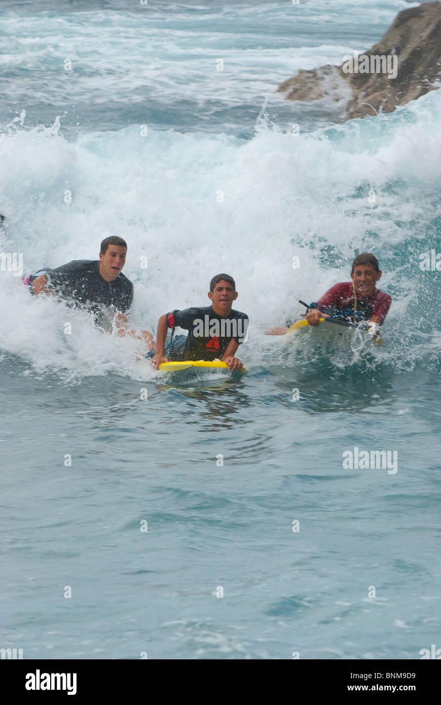 Les adolescents espagnols le bodyboard sur les vagues de l'océan Atlantique dans la Maceta, El Hierro, Îles Canaries Banque D'Images