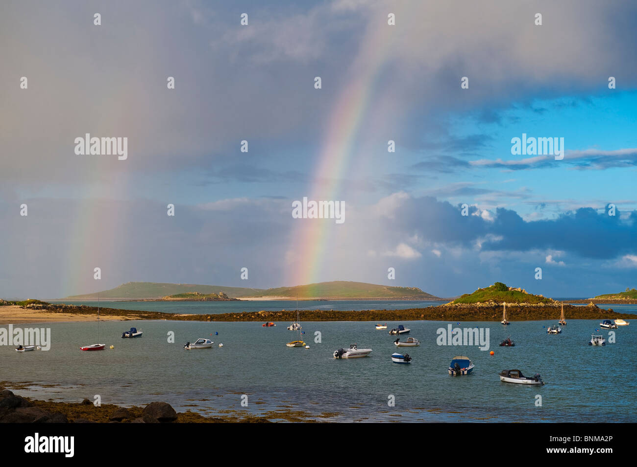 Un double arc-en-ciel sur l'île de Samson, vu de nouveau sur le port de Grimsby Tresco (Îles Scilly) Banque D'Images