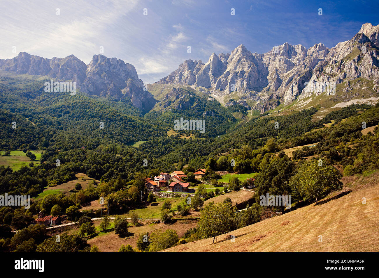 Espagne Cantabrie Picos de Europa national park avec pot Tanarrio village vacances montagne, voyage Banque D'Images