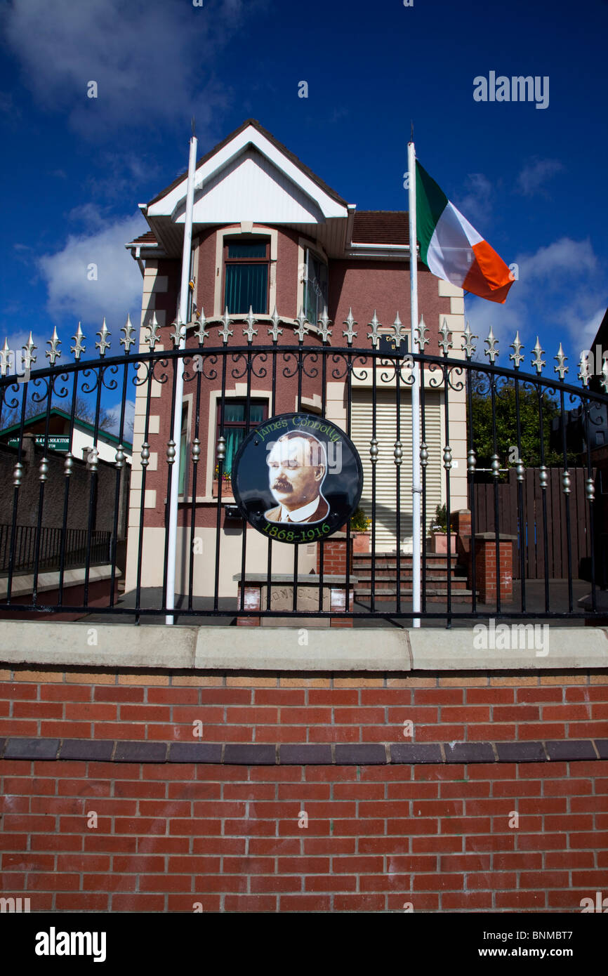 L'Irlande du Nord, Belfast, Andersonstown, James Connolly House, siège de Sinn Fein avec drapeau tricolore irlandais. Banque D'Images