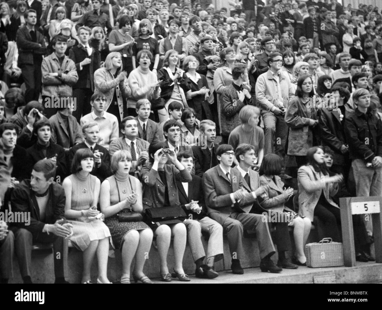 1966 1960TH 60 fans de galet d'excitation battre les Beatles concert Allemagne l'enthousiasme des jeunes groupe Grugahalle Essen émotions Banque D'Images