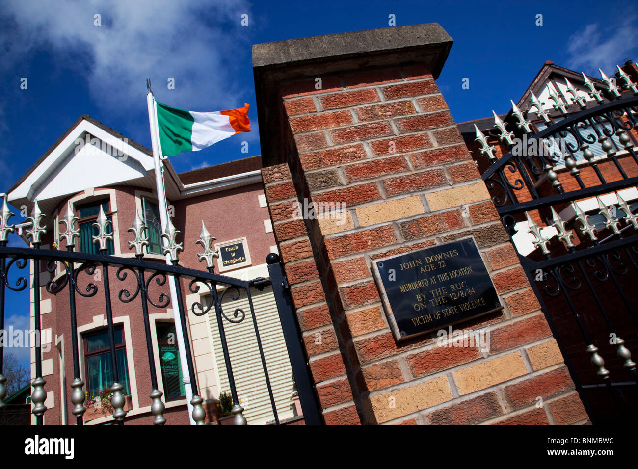 L'Irlande du Nord, Belfast, Andersonstown, James Connolly House, siège de Sinn Fein avec drapeau tricolore irlandais. Banque D'Images