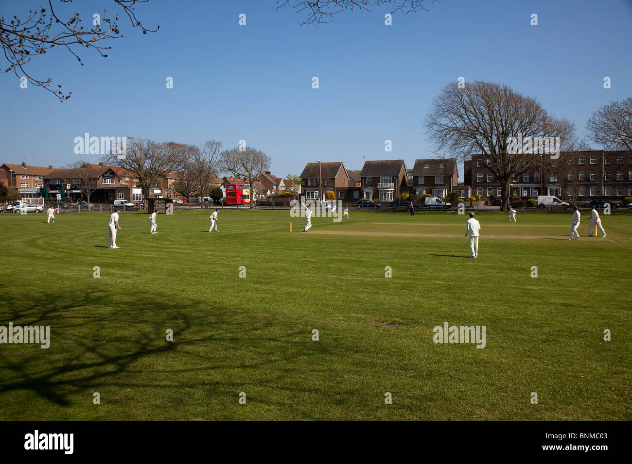 L'Angleterre, West Sussex, Southwick, jouant sur l'équipe de cricket Local du village. Banque D'Images