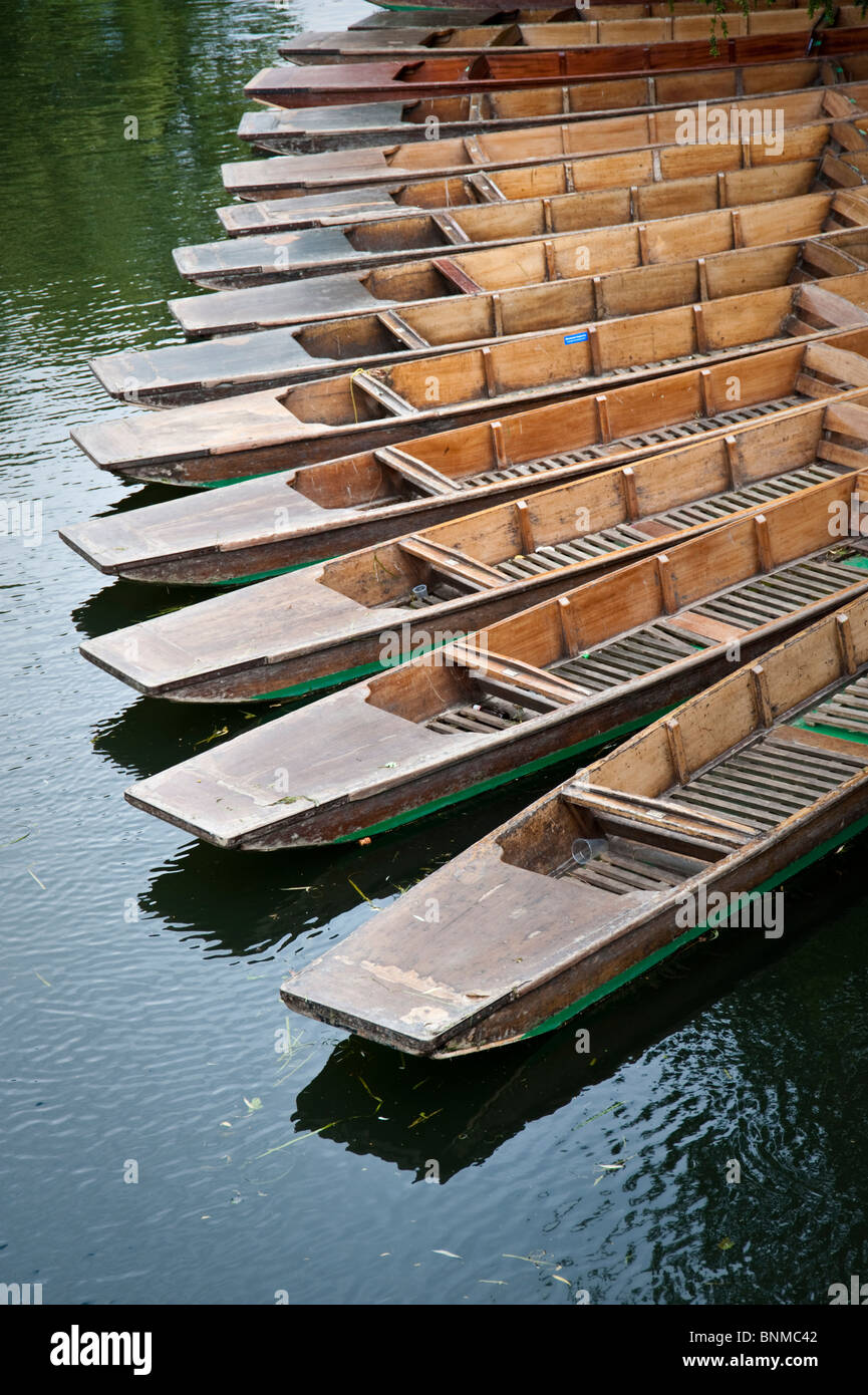 Promenades en barque sur la rivière Cam, Cambridge - plates en file en attendant utiliser Banque D'Images