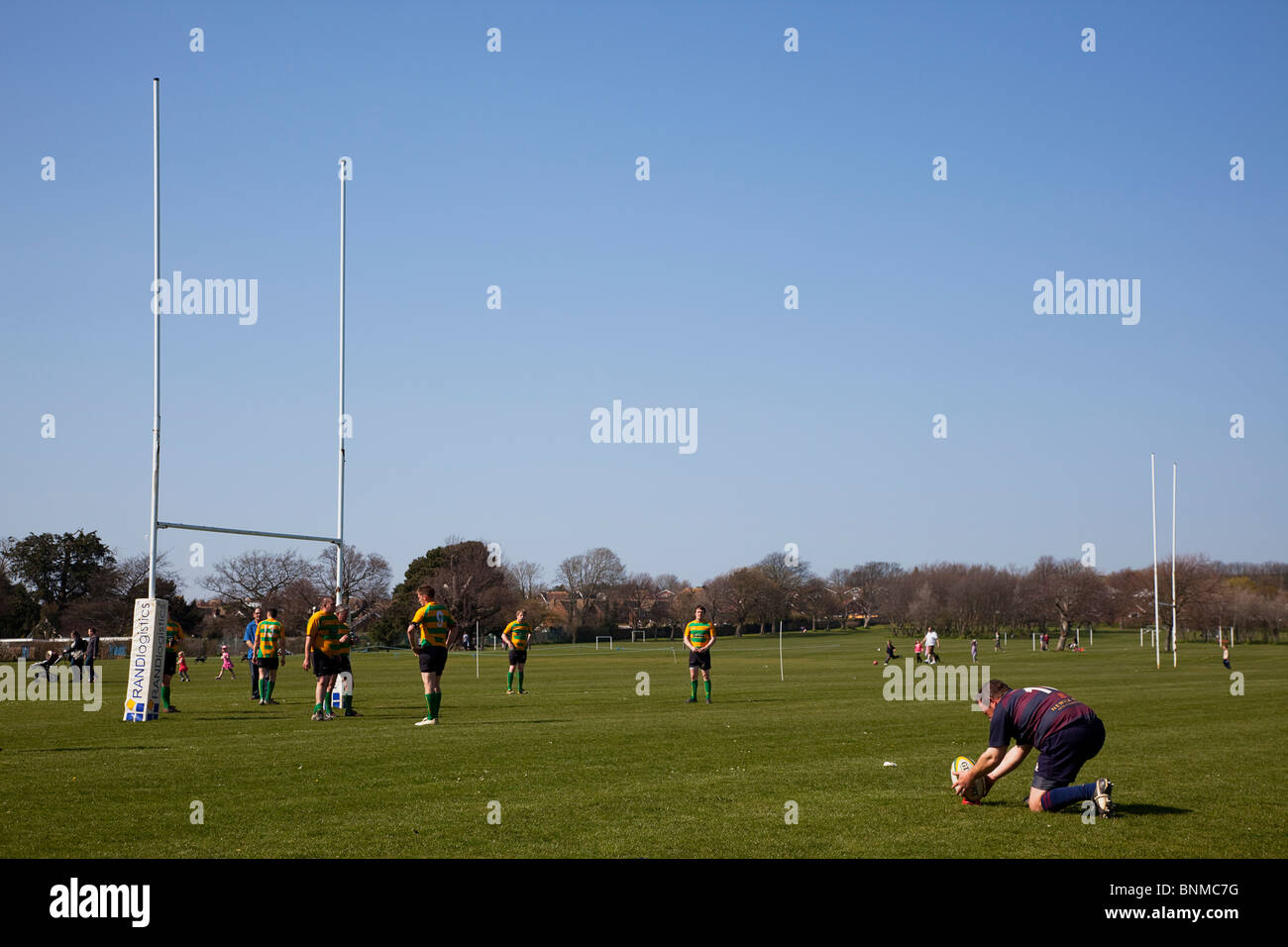 L'Angleterre, West Sussex, Shoreham-by-Sea, équipes de rugby jouant sur Victoria Park terrains de jeux. Player kicking une conversion, Banque D'Images