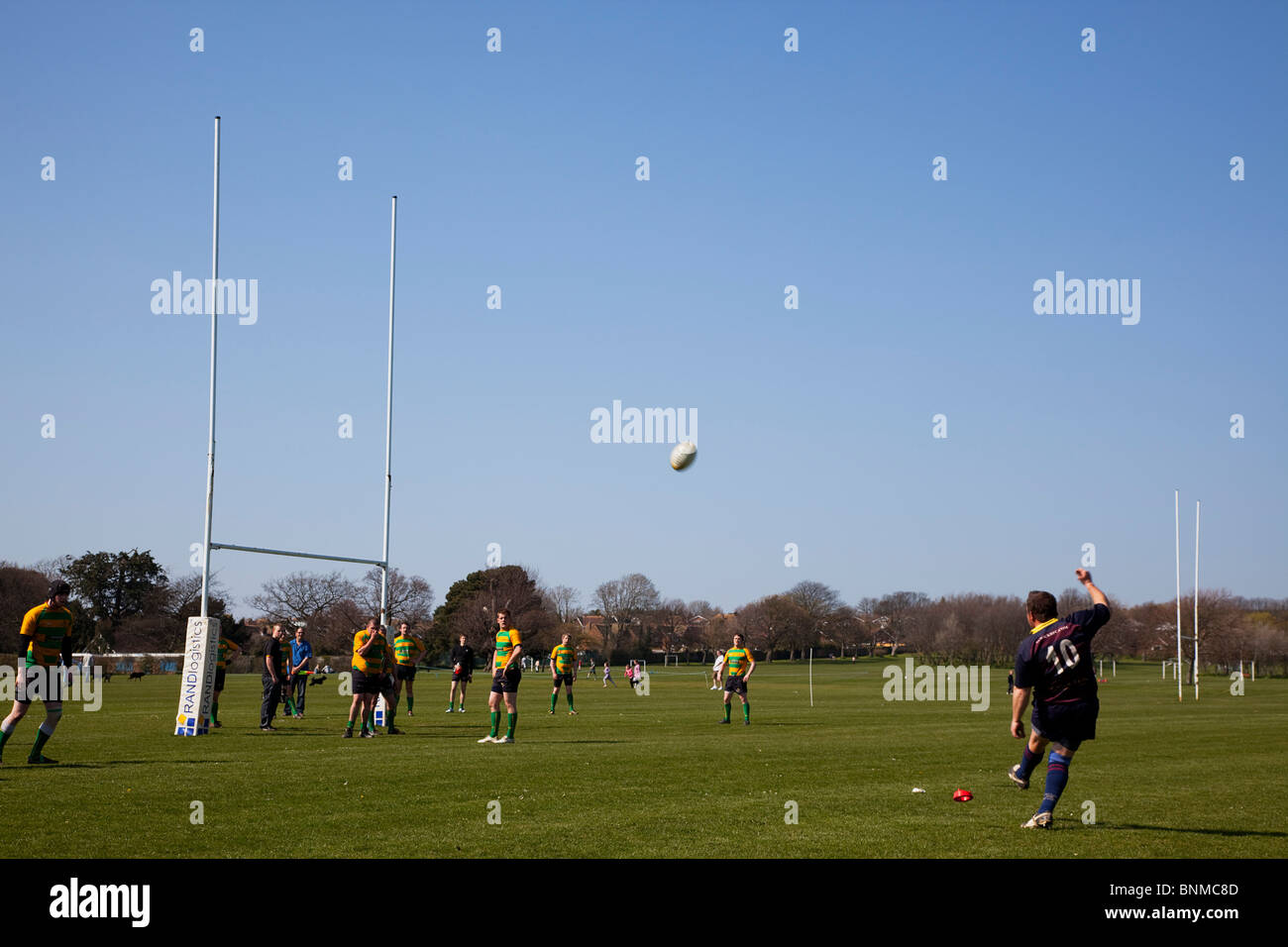 L'Angleterre, West Sussex, Shoreham-by-Sea, équipes de rugby jouant sur Victoria Park terrains de jeux. Player kicking une conversion. Banque D'Images