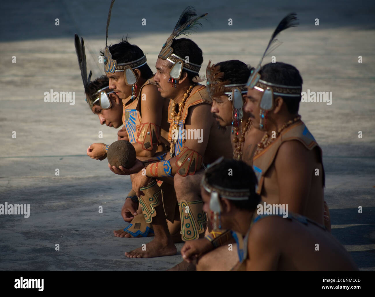 Jeu de balle maya ou joueurs de Pok Ta Pok prier avant un match en Chapab, péninsule du Yucatan, Mexique Banque D'Images