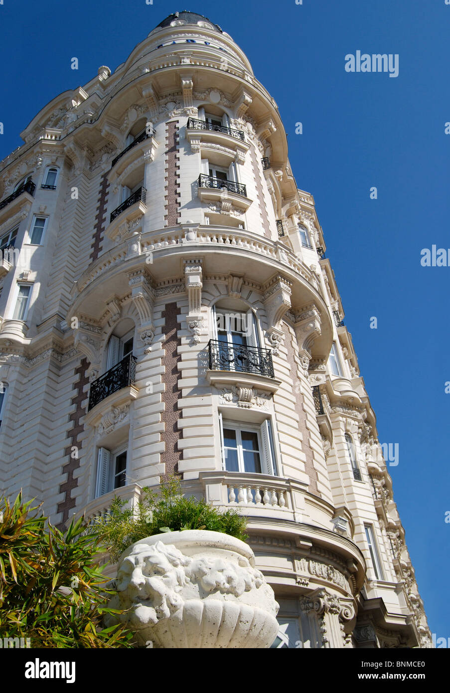 Immeuble de style ornementé sur front de mer à Cannes. Cote d'Azur. France Banque D'Images