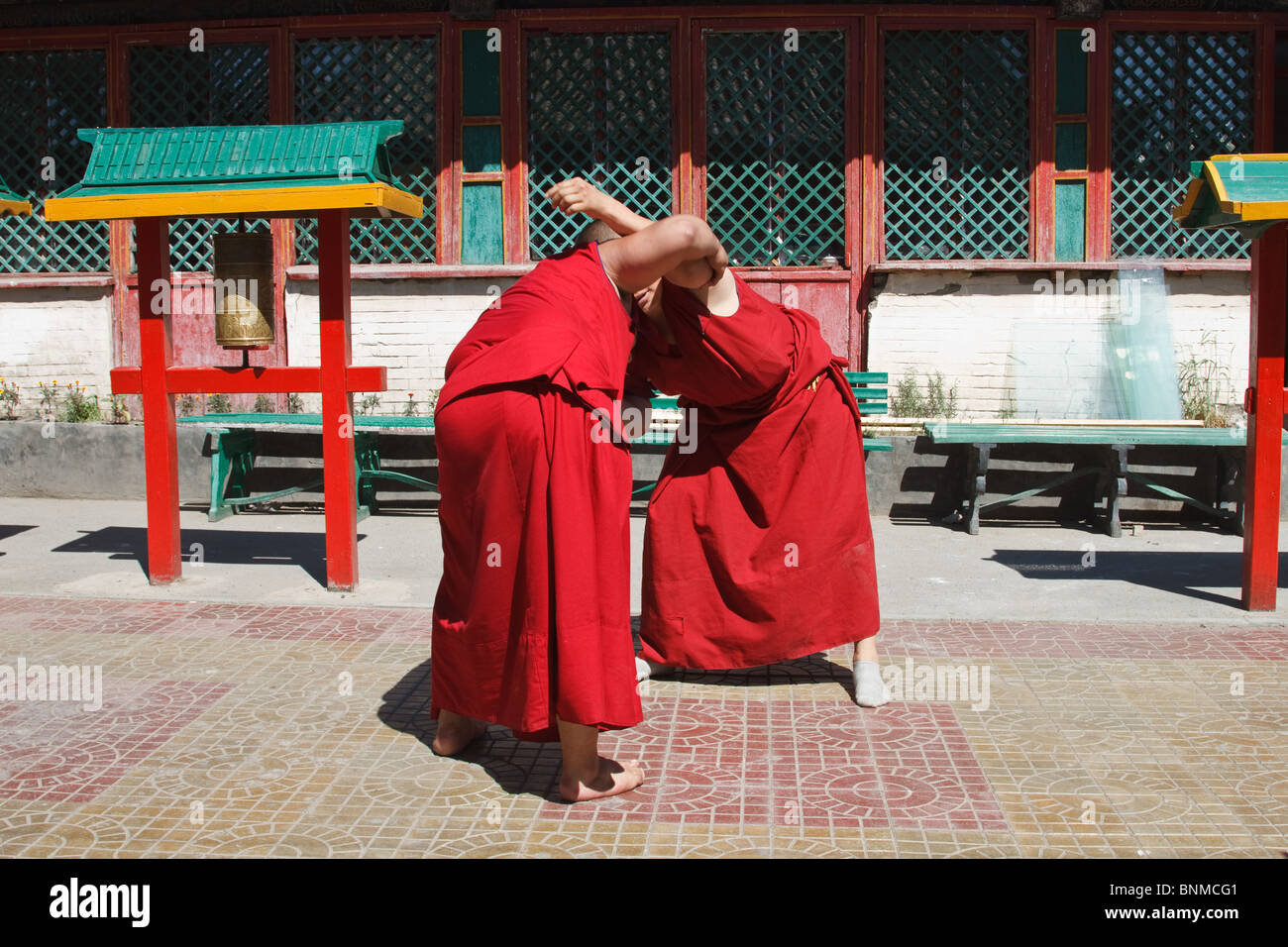 Deux moines mongols lutte pratique en prévision de la prochaine fête du Naadam Banque D'Images
