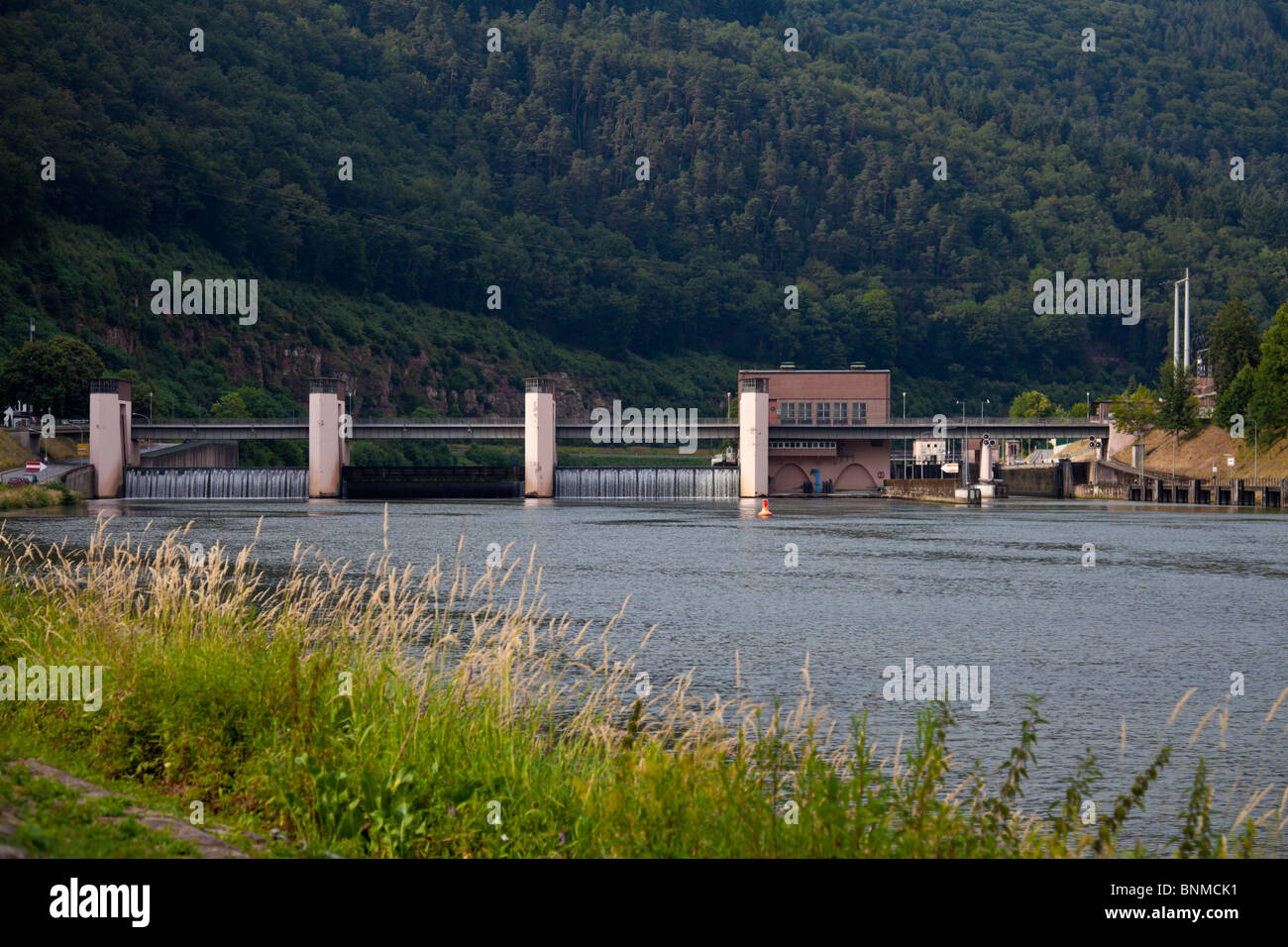 Un barrage avec une porte d'eau Banque D'Images