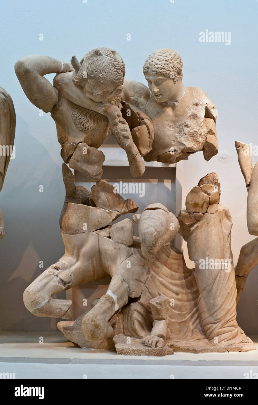 Un centaure mordant un lapith. À partir de l'ouest fronton du Temple de Zeus à Olympie, Grèce. Banque D'Images