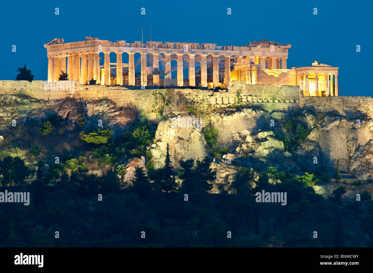Le Parthénon et l'Erechtheion allumé au crépuscule sur l'acropole d'Athènes. Banque D'Images