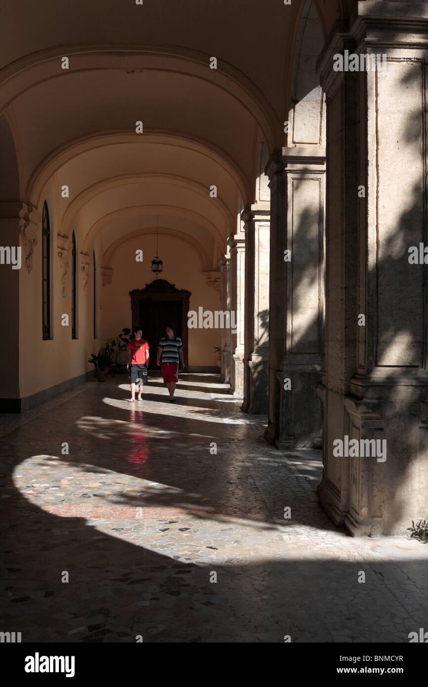 Deux étudiants à pied dans l'Ordre de Santo Domingo et couvent de Santa Cruz du vrai en Granada, Andalousie Espagne Europe Banque D'Images