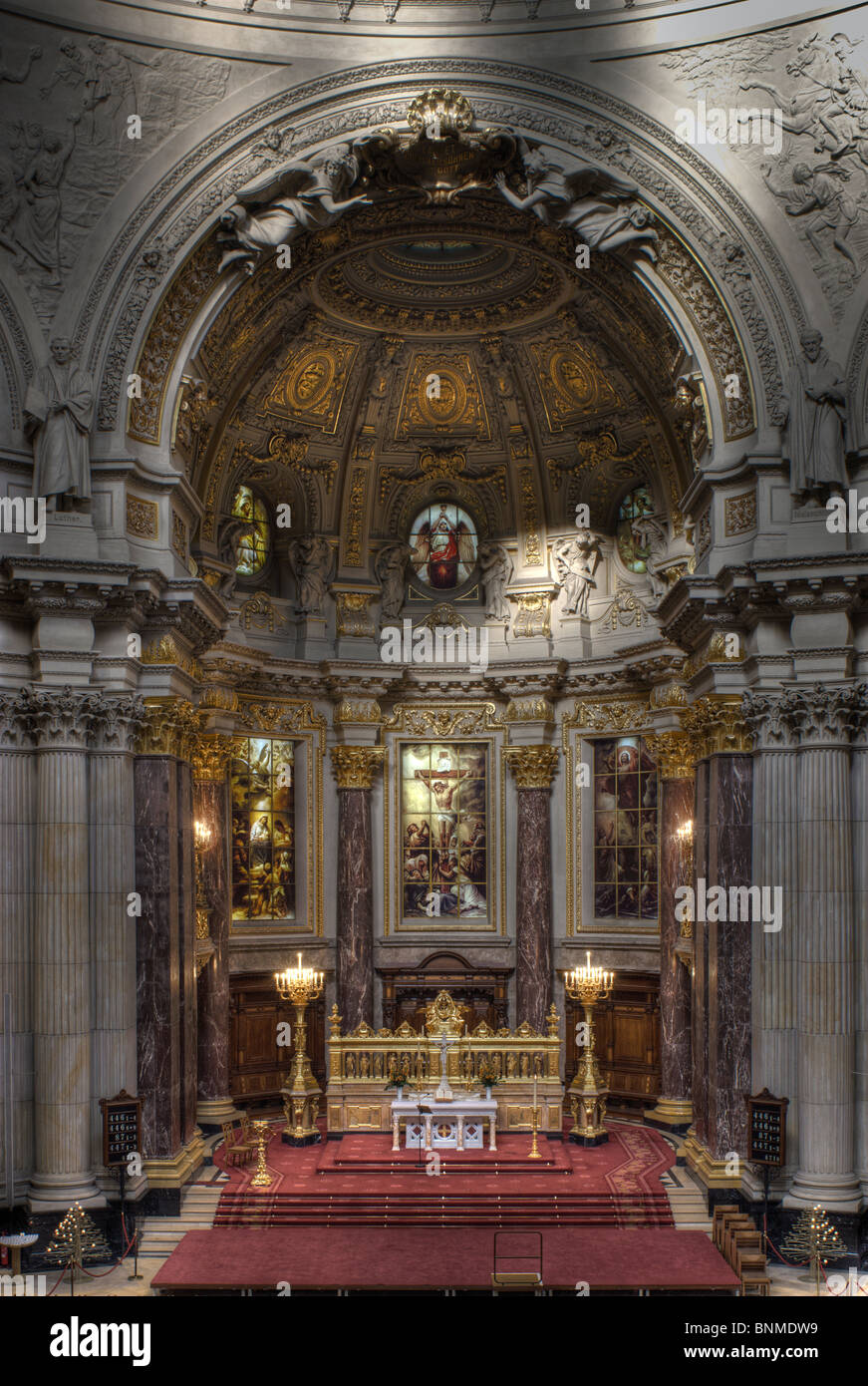 L'intérieur, vue du balcon. Autel, coupole peinte et les fenêtres de verre, cathédrale de Berlin, Mitte, Berlin, Allemagne. Banque D'Images