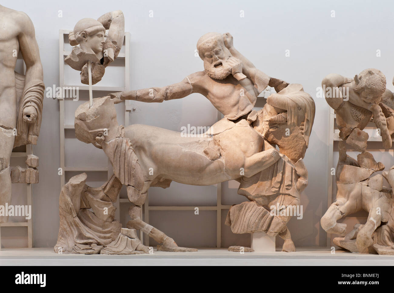 Un centaure combats lapiths. À partir de l'ouest fronton du Temple de Zeus à Olympie, Grèce. Banque D'Images