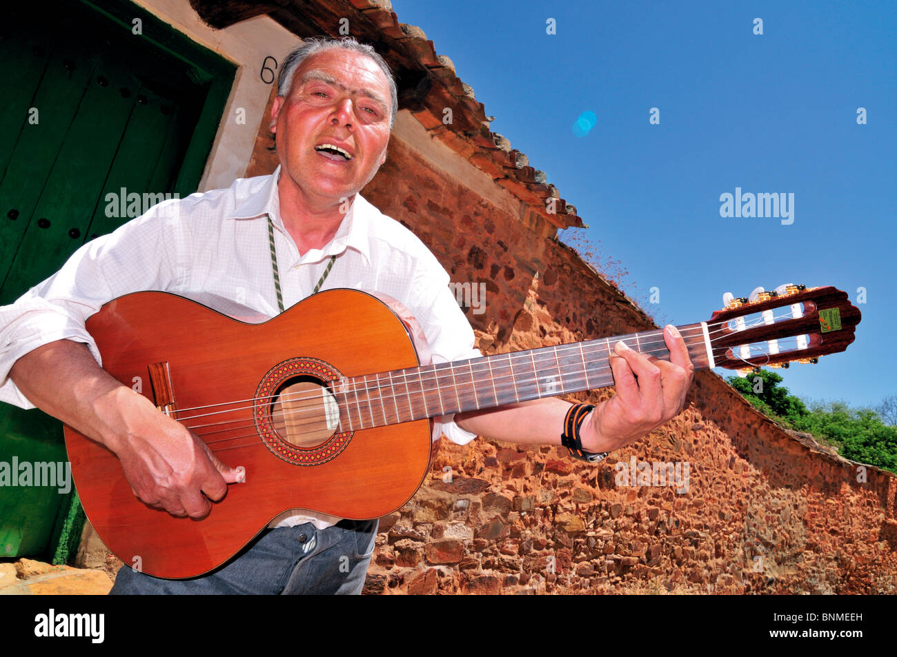 L'Espagne, Saint James Way : Chanteur et musicien gitan José Jimenez alias José Aleluja en Castrillo de los Polvozares Banque D'Images