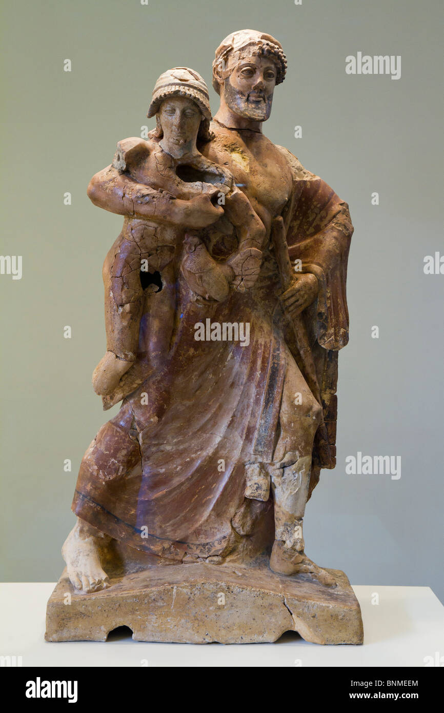 Statuette en terre cuite de Zeus enlevant Ganymède dans le musée archéologique de l'ancienne Olympia, ca. 480-470 BC. Banque D'Images