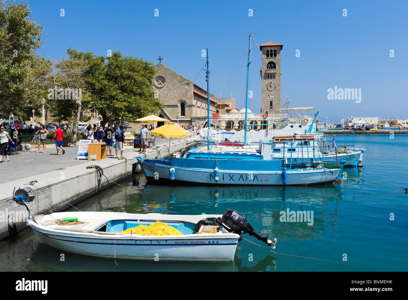 Bateaux dans le port de Mandraki, la ville de Rhodes, Rhodes, Grèce Banque D'Images