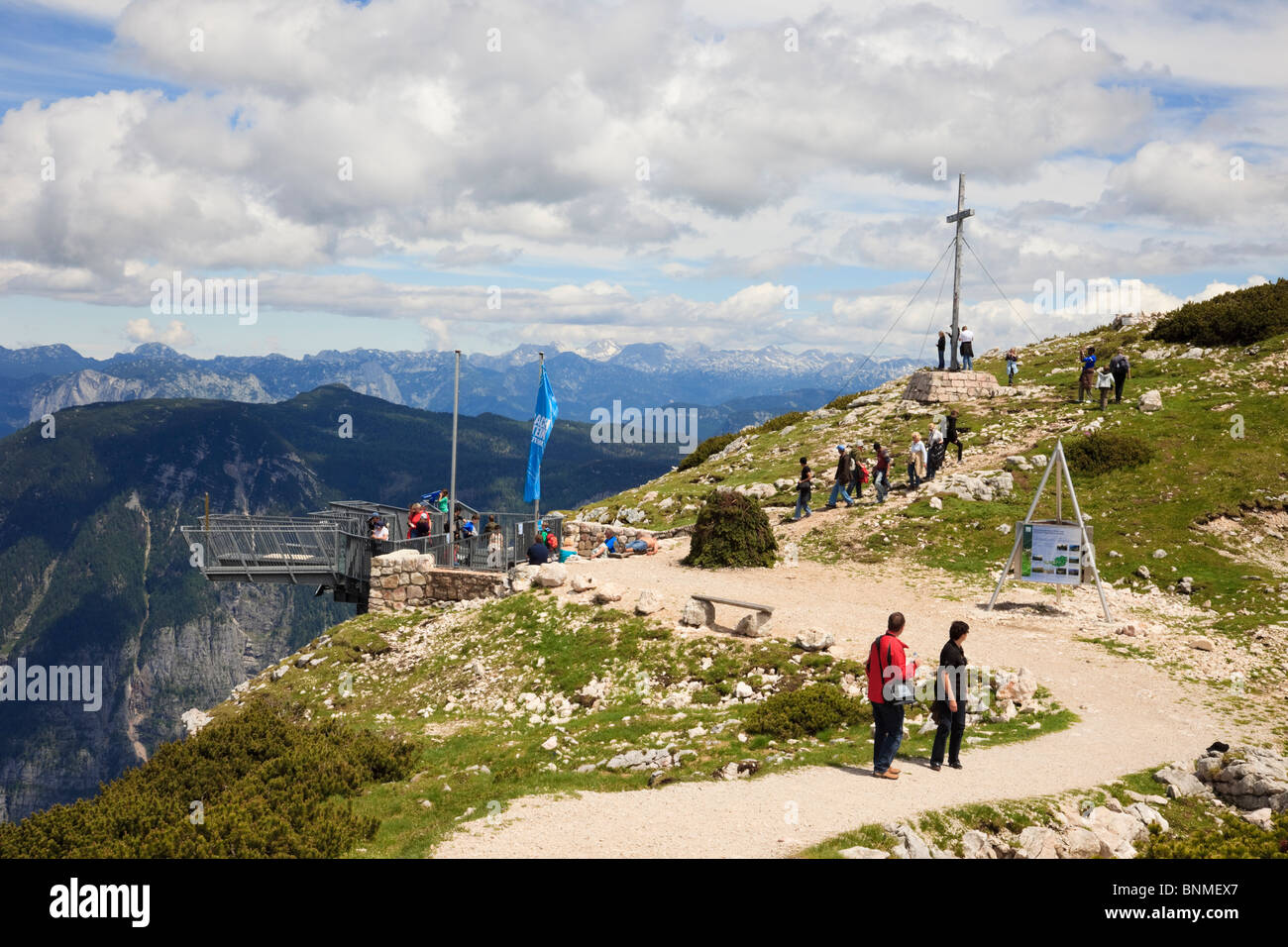 Les gens qui marchent sur le chemin à 5 doigts plate-forme d'observation sur la montagne Krippenstein dans le massif du Dachstein dans Alpes. L'Autriche, Europe Banque D'Images
