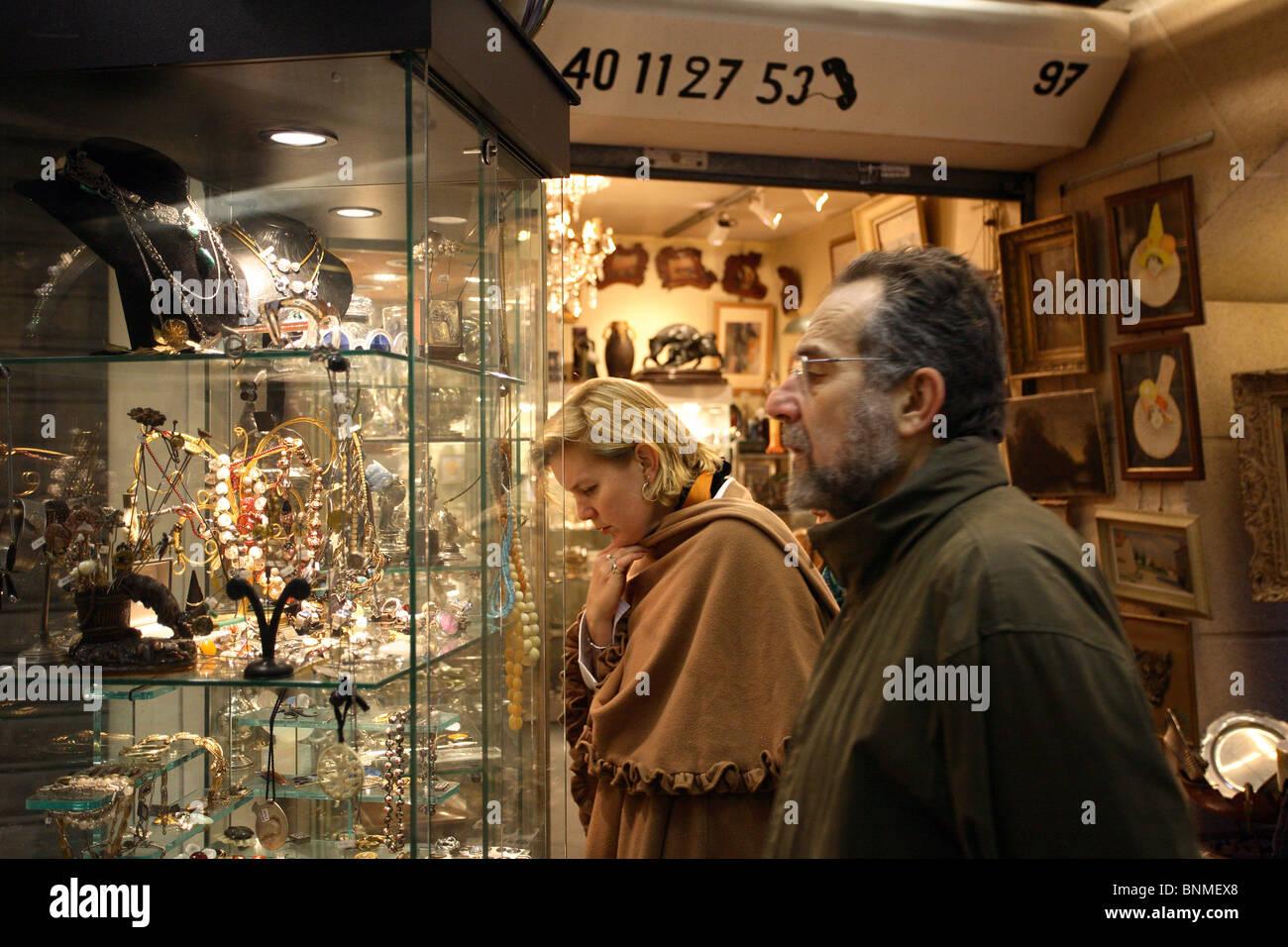 Les gens au marché aux puces de Saint-Quen, Paris, France Banque D'Images