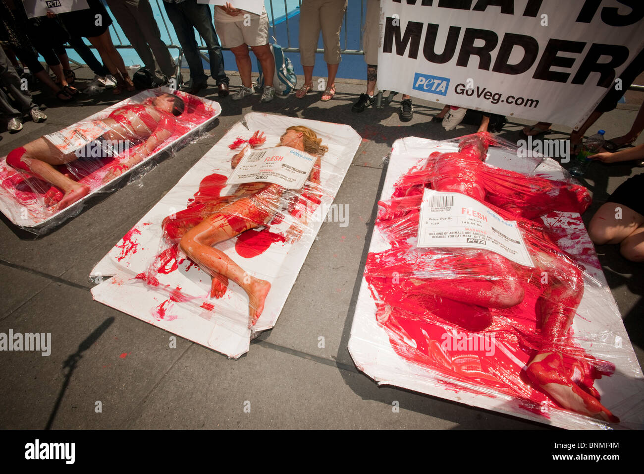 Des militants du groupe de défense des droits des animaux PETA protester contre l'abattage des animaux dans la production de viande à Times Square à New York Banque D'Images