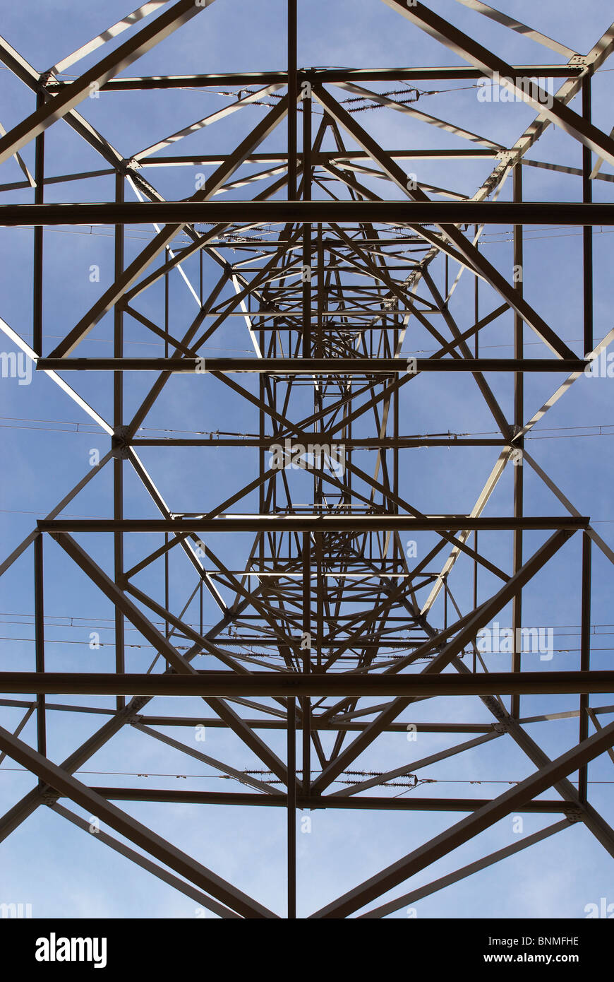 La Suisse Gotthard haute tension électrique mât flux flux de l'industrie de l'approvisionnement énergétique de l'énergie ciel actuel Banque D'Images