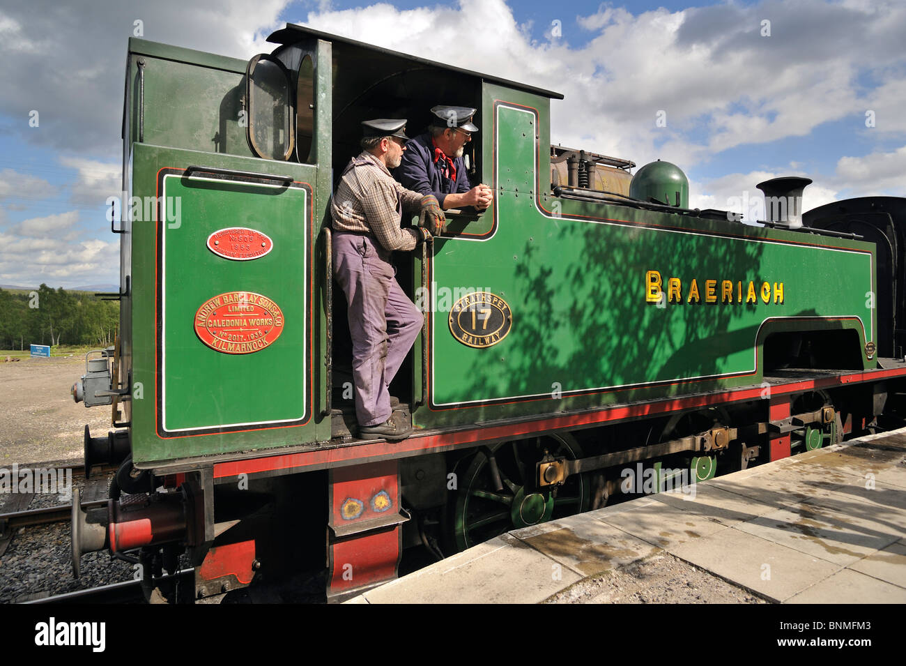 Les conducteurs du moteur dans la machine à vapeur / locomotive à la Boat of Garten railway station, Ecosse, Royaume-Uni Banque D'Images