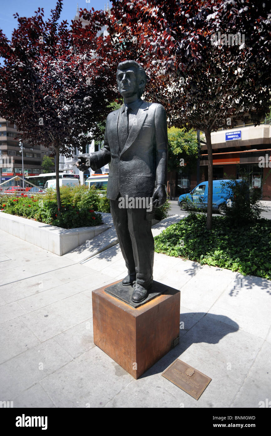 Une sculpture de Manuel Benitez Carrasco par Juan Antonio Corredor sur l'Avenida de la Constitucion à Grenade Banque D'Images
