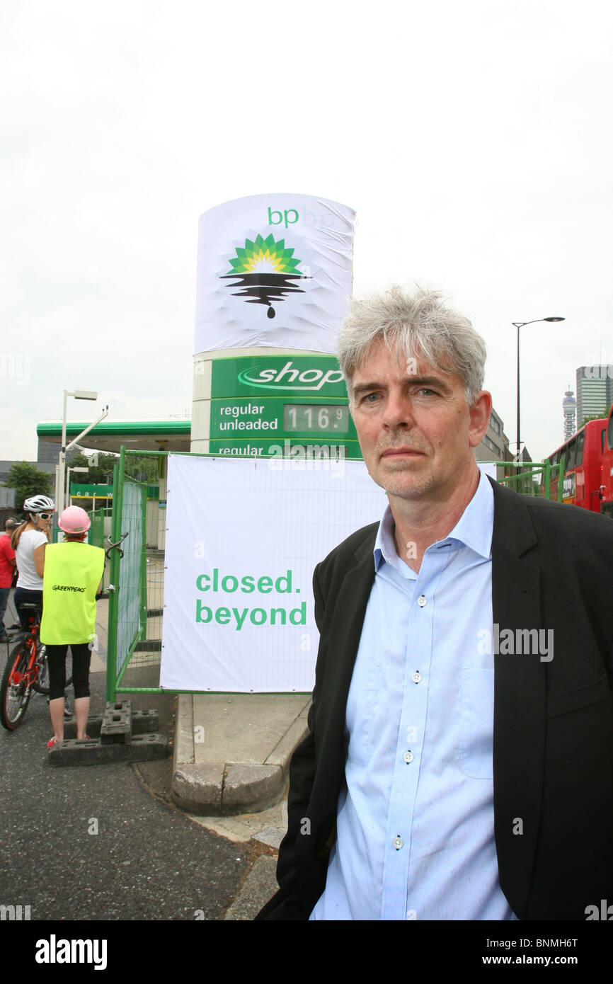 John Sauven, Directeur exécutif de Greenpeace UK debout en face d'une fermeture de la station BP parvis, London, UK Banque D'Images