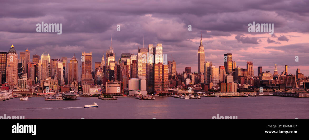 Météo nuages ciel spectaculaire Skyline Chrysler Building voile Hudson Manhattan New York USA Amérique du Nord Banque D'Images
