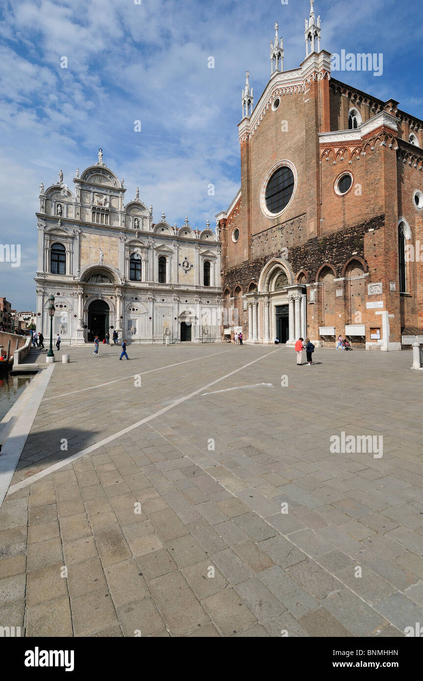 Venise. L'Italie. Campo Santi Giovanni e Paolo, Scuola Grande di San Marco (à gauche) l'église de Santi Giovanni e Paolo (à droite). Banque D'Images