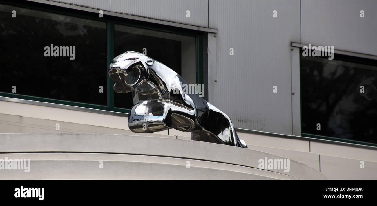 Emblème Jaguar à un showroom à th U.K. Banque D'Images