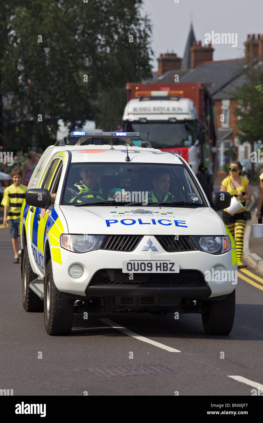 Une escorte de police pour un carnaval en Angleterre Banque D'Images