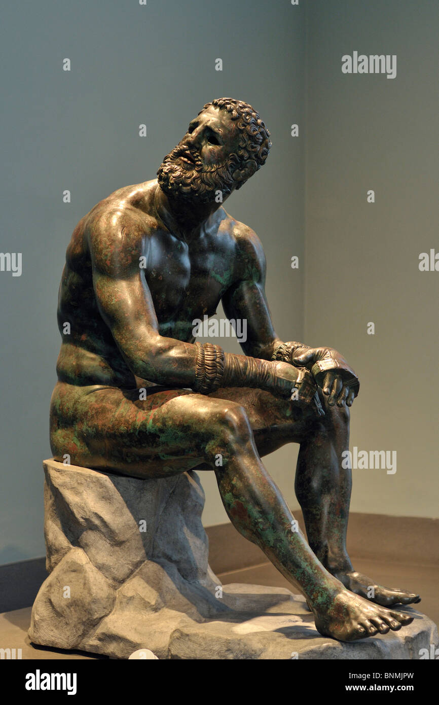Rome. L'Italie. Musée national de Rome. Palais Massimo alle Terme. Au repos Boxer bronze sculpture grecque. (Je C C-B). Banque D'Images