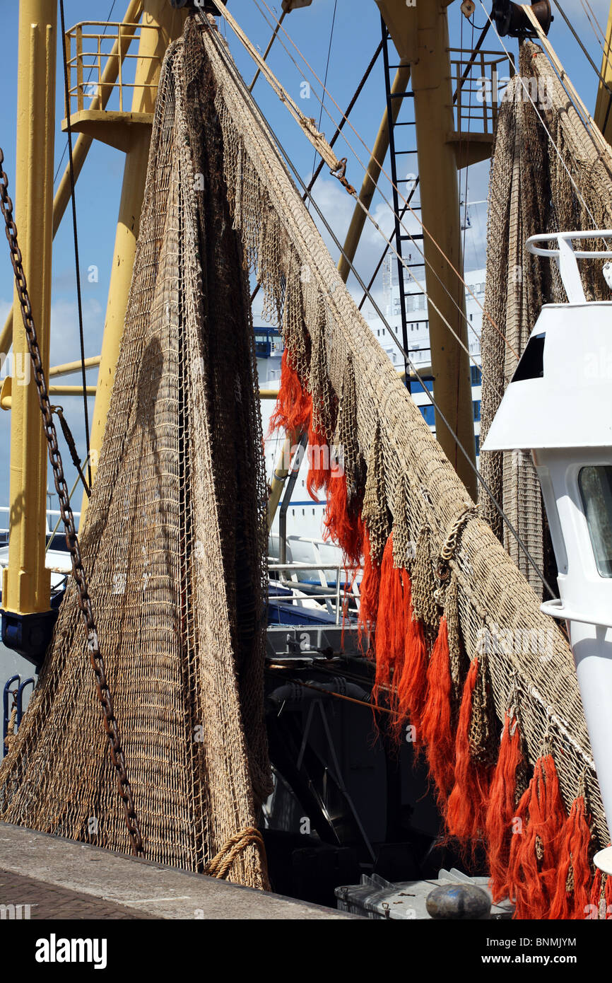 Les filets de pêche le séchage sur un chalutier dans le port de Ijmuiden, Hollande, Europe Banque D'Images