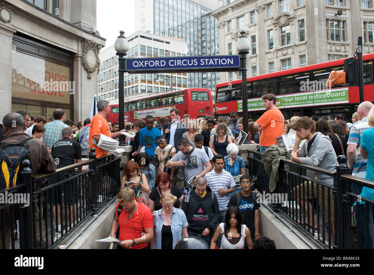 La station Oxford Circus, Londres métro banlieusards et shoppers congé pour accueil à l'heure de pointe. Banque D'Images