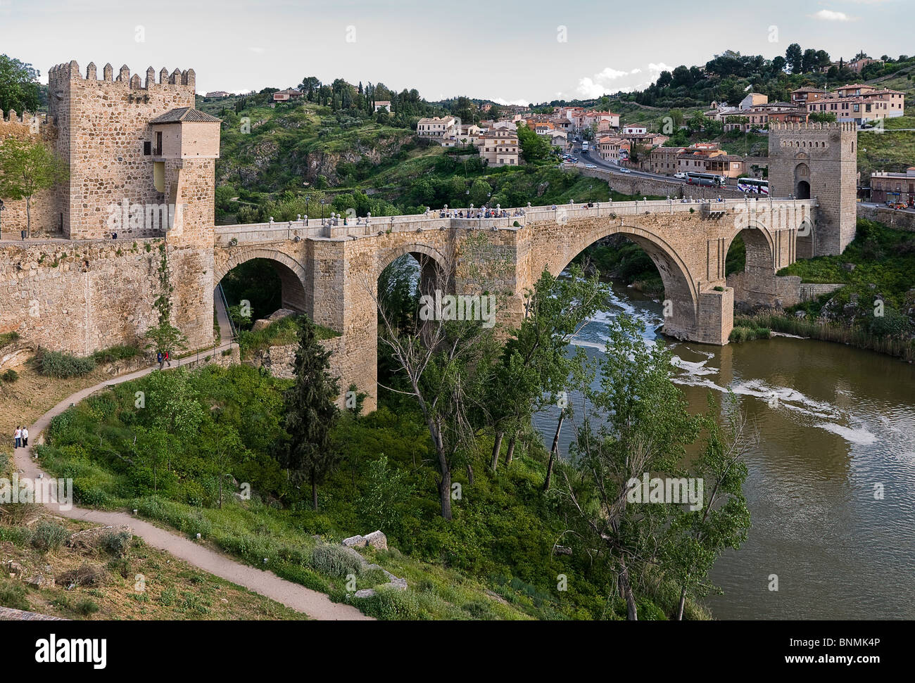 Pont médiéval San Martin, à partir du 14e siècle en pierre, traverse le tage dans la ville de Tolède, Castille la Manche, Espagne, Europe. Banque D'Images