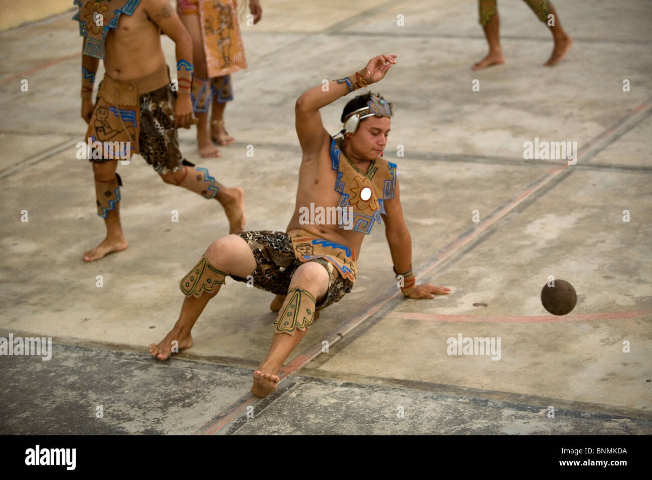 Un joueur frappe la balle avec la hanche lors d'un match de jeu de balle  maya, connu sous le nom de Pok Ta Pok, dans Chapab, péninsule du Yucatan,  Mexique Photo Stock 