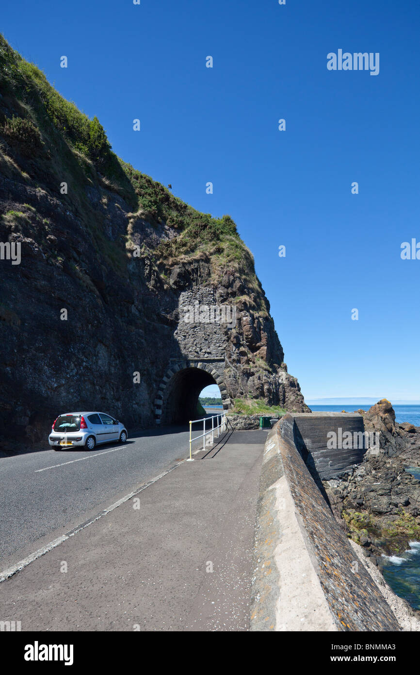 De roche sur la Côte d'Antrim archway Road au nord de Larne, Irlande du Nord, Royaume-Uni Banque D'Images