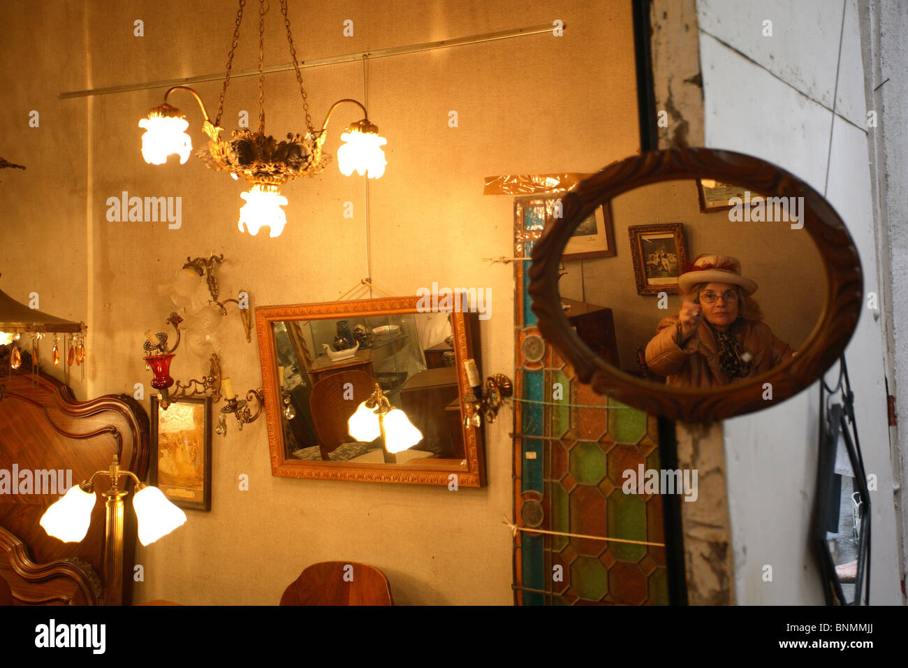 Vendeuse au marché aux puces de Saint-Quen, Paris, France Banque D'Images